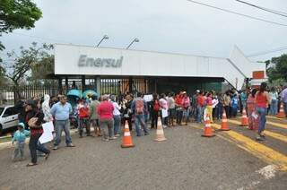 Moradores em frente a sede da Energisa, antiga Enersul. (Foto: Marcelo Calazans)