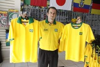 O gerente aposta nas camisetas mais baratas para quem não quer pagar caro, mas quer torcer (Foto: Cleber Gellio)