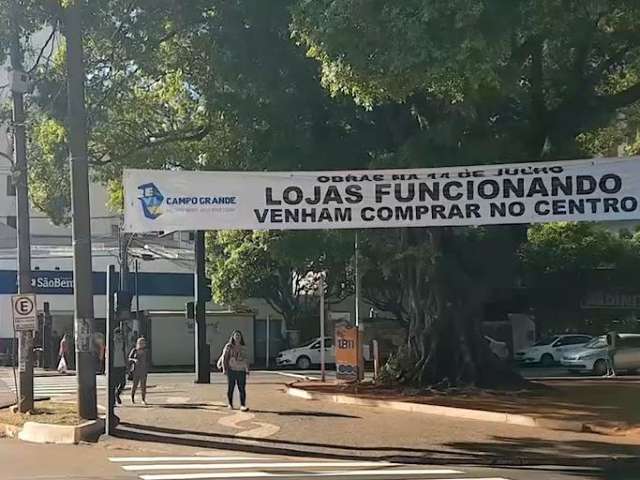 Centro em obras: faixas alertam que lojas est&atilde;o funcionando