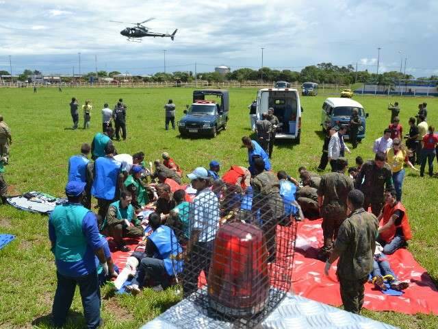 Volunt&aacute;rios simulam queda de aeronave no Aeroporto