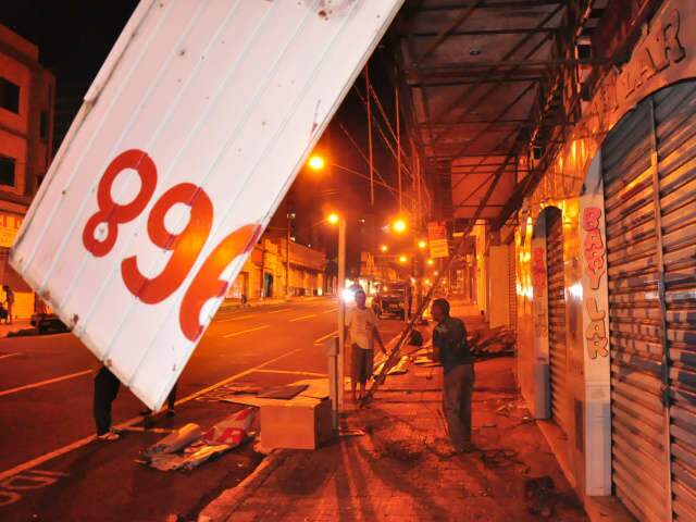  Contra o rel&oacute;gio, comerciantes retiram paineis at&eacute; de madrugada