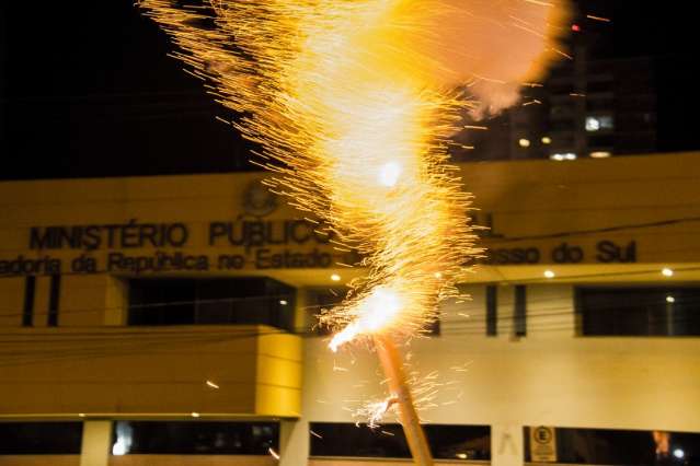 Com fogos e buzina&ccedil;o, impeachment &eacute; comemorado igual Copa do Mundo