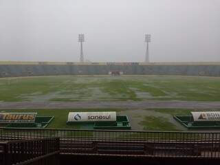 Gramado do estádio Douradão ficou alagado com a chuva desta quarta (Foto: Antonio Coca/MS em Foco)