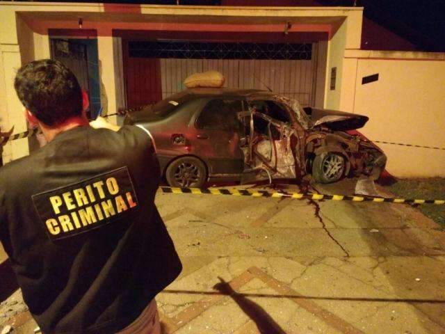 Pedreiro morre ao derrubar poste e bater carro em muro de residência