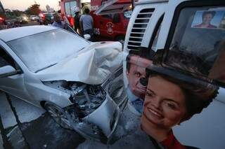 Colisão destruiu a parte frontal do veículo (Foto: Marcelo Victor)