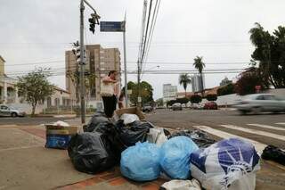 População está convivendo com lixo acumulado no meio na calçadas. (Fotos: Gerson Walber)
