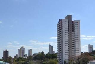 Segunda-feira de c&eacute;u aberto e vento forte em Campo Grande