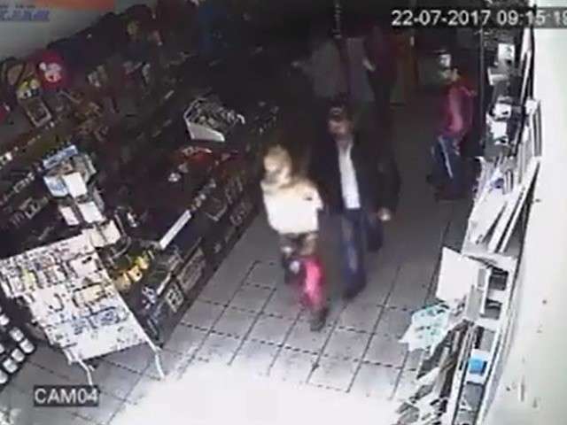 &quot;Chocada&quot;, diz m&atilde;e de adolescente &#039;empacotado&#039; ap&oacute;s furto de 2 adesivos