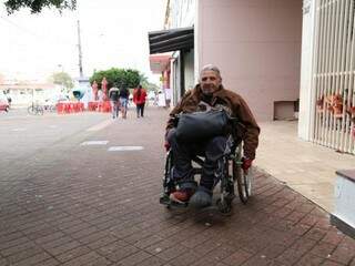 Há 20 anos, bombeiro passou a contar a vida pela cadeira de rodas. (Foto: Marcos Ermínio)