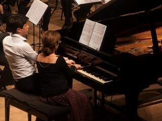 Duo Castelan e Barros, que realizará um recital de piano a quatro mãos.