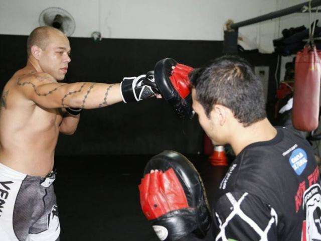 Gordinho que sofria bullying na escola emagreceu e hoje &eacute; campe&atilde;o de MMA