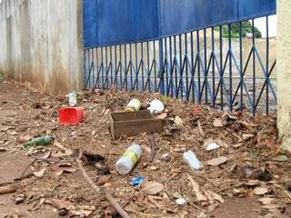 Lixo levado pela enxurrada em frente a um dos imóveis que foi tomado pela água. (Foto: Marina Pacheco) 