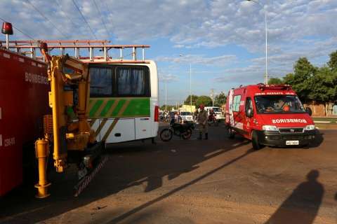 Acidente entre moto e ônibus congestiona trânsito na Lúdio Martins
