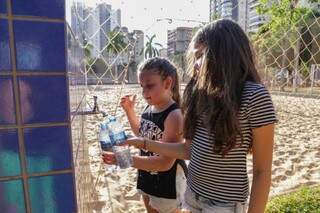 Manter a garrafa de água cheia é estratégia para crianças não desidratarem (Foto: Kisie Ainoã)
