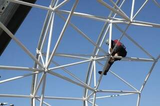 Operário começa a montar a nova estrutura do centro de pesquisa no Parque das Nações (Foto: Cleber Gellio)