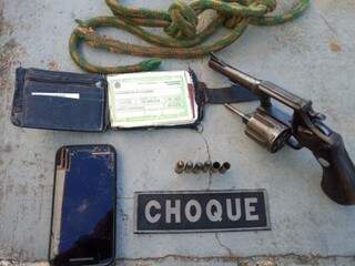 Corda, revólver 38, celular, carteira foram apreendidos pela polícia (Foto: divulgação/Batalhão de Choque) 