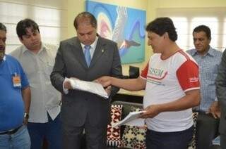 Presidente do Sisem entregando a Mario pedido de processo contra Bernal (Foto: Cleber Gellio)