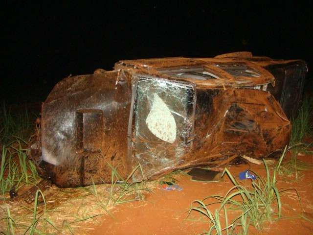 Uma pessoa morre e cinco ficam feridas em capotagem na BR-379 