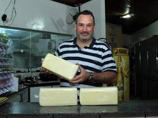 Rodrigo compra 120 kg de queijo por mês para produzir os lanches (Foto Marina Pacheco)