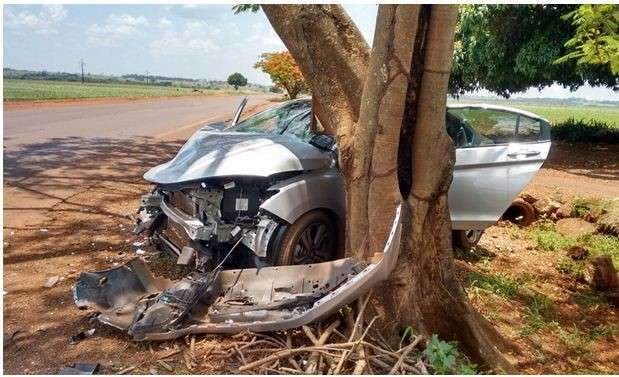 Vereador fica ferido ao colidir com carro e &aacute;rvore na MS-276