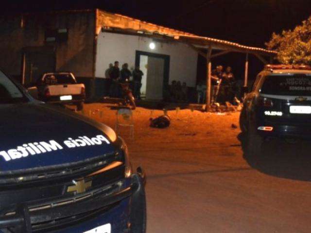Tr&ecirc;s s&atilde;o mortos durante briga em bar, entre eles adolescente de 17 anos
