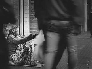 &lt;h1&gt;Uma mão
&lt;h2&gt;Senhora pede esmola no Centro de Campo Grande. (Foto: Marcos Ermínio)
