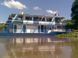 O barco de turismo de pesca que naufragou no Rio Paraguai, nesta quarta-feira, em foto de divulgação. (Foto: Reprodução Facebook)