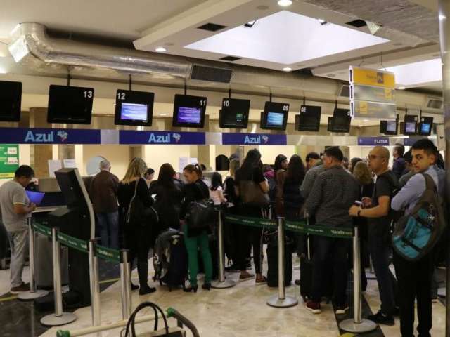 Dois voos da Azul s&atilde;o cancelados e passageiros questionam motivo 