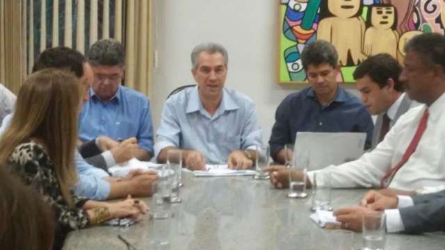 Reinaldo recebe caminhoneiros e diz que redu&ccedil;&atilde;o do ICMS ser&aacute; por partes
