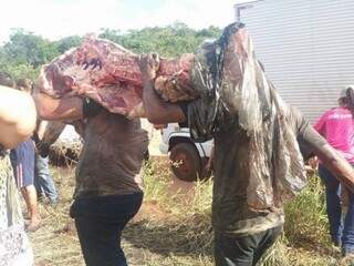 População saqueia carne após incêndio em caminhão (Foto: Nova Alvorada Notícias)