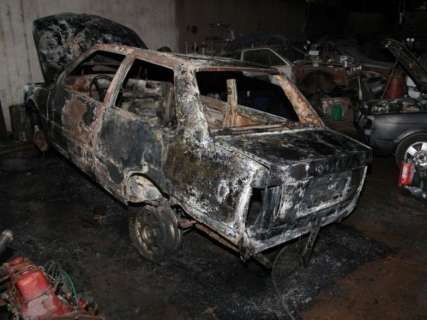 No quinto incêndio do dia, carro é queimado em oficina mecânica