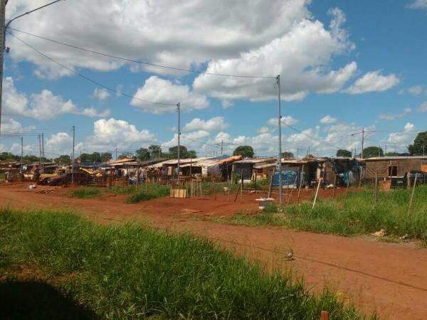 Na favela que mudou para meio do nada, morador se sente esquecido