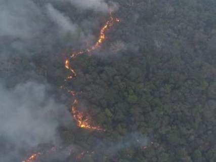 Incêndios fora de controle no Paraguai cobrem Ponta Porã de fumaça