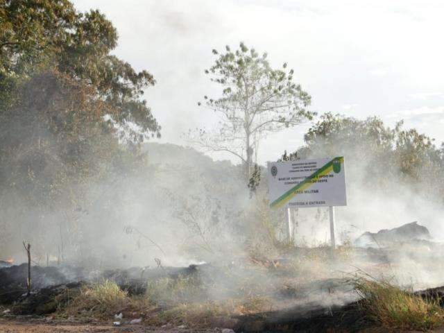 Bombeiros combatem inc&ecirc;ndio 2 vezes no mesmo terreno no Nova Lima