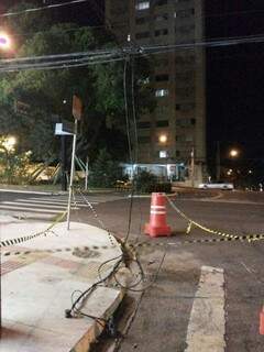 A passagem do trio elétrico rompeu cabos e derrubou caixas sendo que uma delas atingiu uma jovem que acompanhava o evento. (Foto:Repórter News)