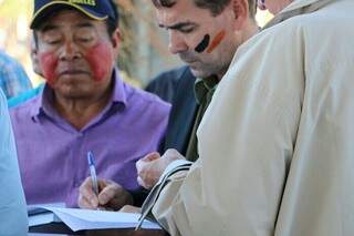 Deputado  padre João  assina documento entregue pelos índios (Foto: Helio de Freitas