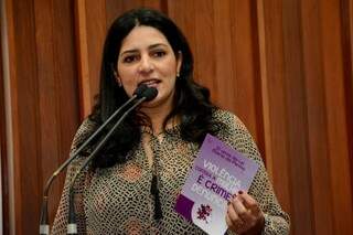 Luciana Azambuja, subsecretária de Direitos das Mulher, apresentou campanha Agosto Lilás (Foto: Assessoria/ALMS)