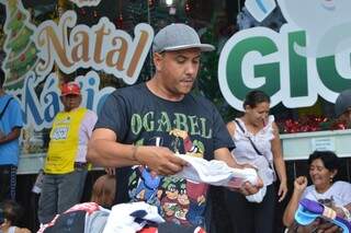 Hoje Paulo segue com venda de meias e cuecas no centro na cidade, no calçadão do Camelódromo.(Foto: Thaís Pimenta)