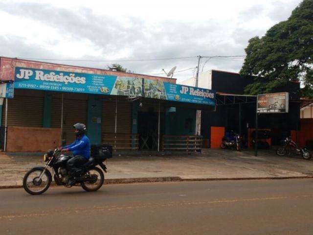 Com arma na cabe&ccedil;a, casal &eacute; surpreendido por dupla armada ao fechar restaurante