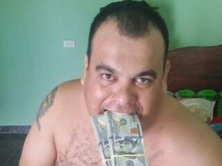 Carlos &quot;ostentando&quot; o dinheiro no quarto do motel onde esteve, esta tarde. (Foto: Direto das Ruas) 