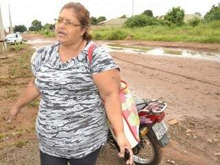 A vizinha, Marta Anes teve de criar uma barragem em casa para evitar que entrada de água. (Foto: Simão Nogueira)