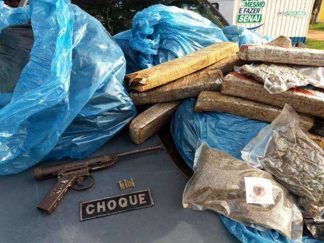 Choque recupera 4 ve&iacute;culos roubados e prende seis com drogas e r&eacute;plica de arma