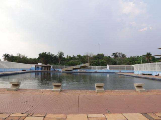 Alunos reclamam de piscina em estado de abandono na UFMS