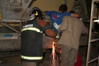 Bombeiros tiveram de serrar parte do maquinário para retirar perna de funcionário. (Foto: Orisvaldo Sales/Portal do MS)