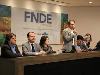 Da esquerda à direita, presidente da Assomasul,
 Pedro Caravina, com o diretor do FNDE, Lendro Franco, senadora Simone Tebet, PMDB, com prefeito Marquinhos Trad, PSD. (Foto: Marcos Ermínio).