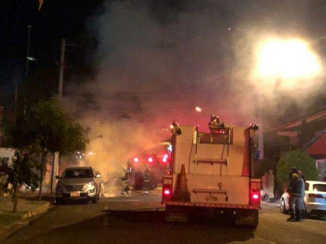 Carro pega fogo na madrugada e v&iacute;deo mostra for&ccedil;a das chamas