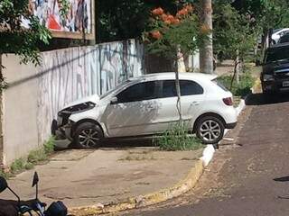 Carro bate no muro depois de colidir com outro veículo. 