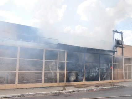  Bombeiros controlam incêndio no Comper; fogo começou na central de refrigeração