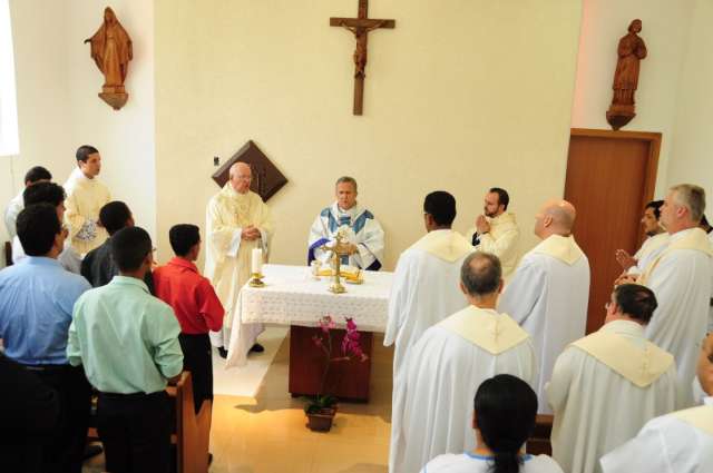 Dom Dimas cita 6 cardeais para sucess&atilde;o papal, mas n&atilde;o revela preferido 