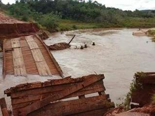 Ponte desmoronou ao não suportar a força da água do rio (Foto: divulgação)